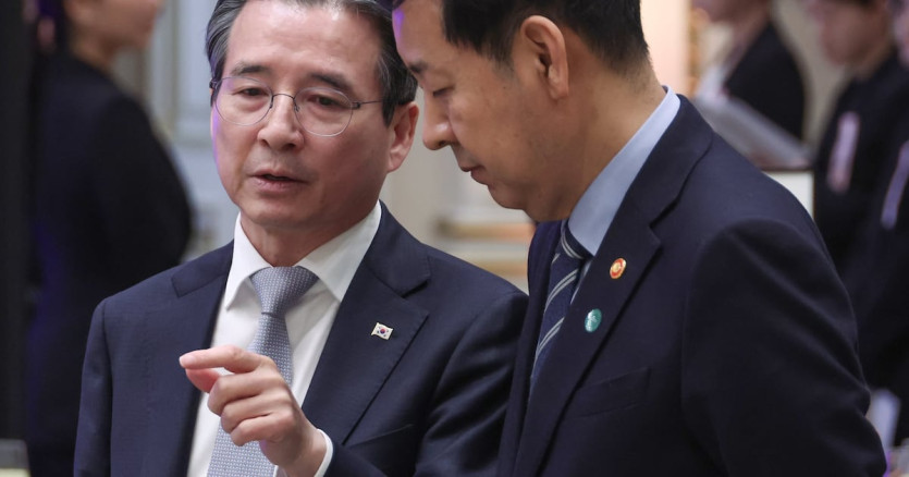 IMF &quot;국가부채 60% 돌파&quot; 경고, 정부 반박에도 우려 지속