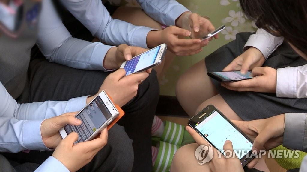 하루 2시간 이상 SNS 사용 청소년, 우울 위험 2배↑…포커 커뮤니티에도 영향?